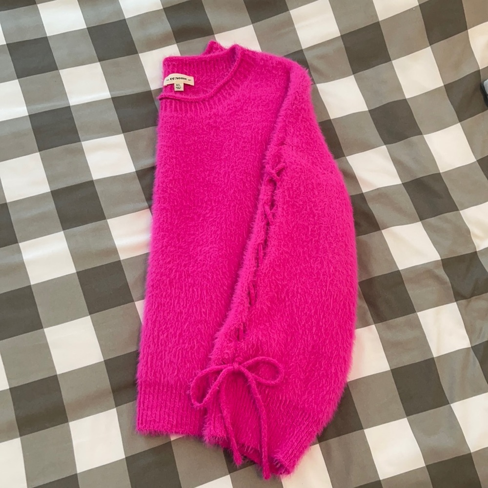 ee:some boutique brand sweater. Size M/L. Fits true to size. Worn once